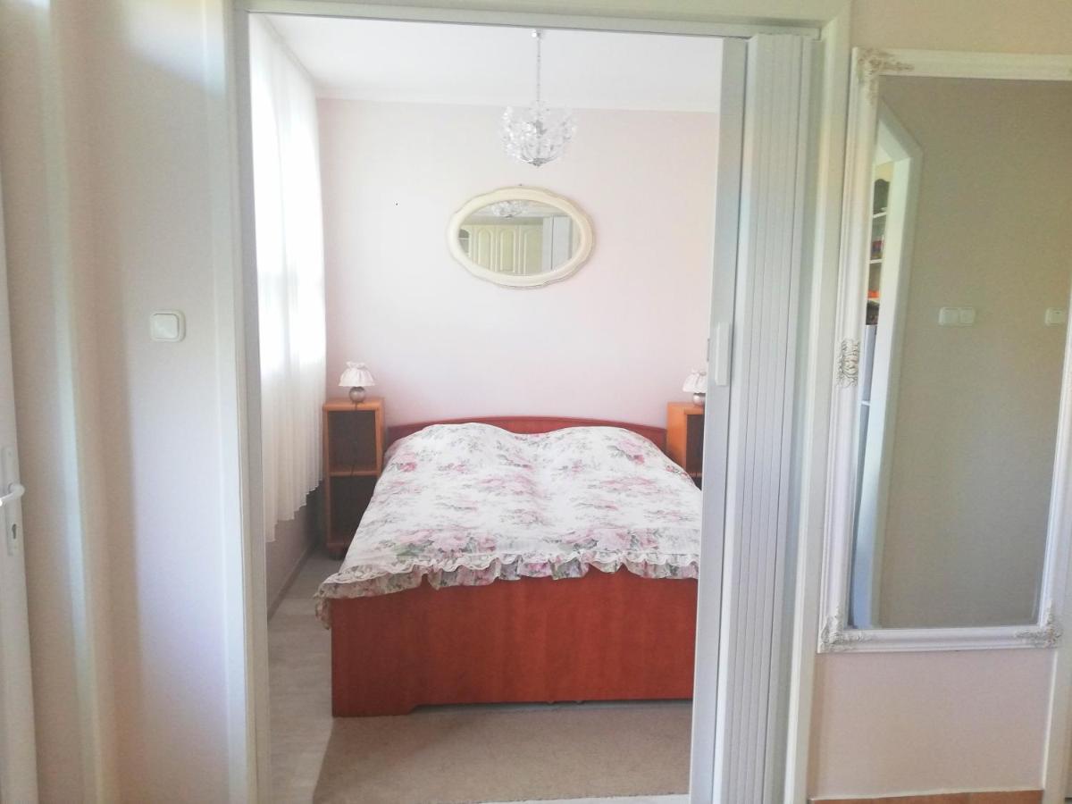 Strandfuerdo Apartman Eger Esterno foto